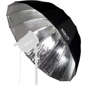 Nanlite U-135DS Silver Deep Umbrella 135 (53") montado en un soporte de luz