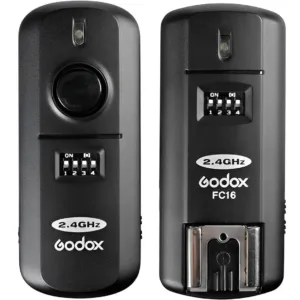 Kit Godox FC-16 compuesto por transmisor y receptor inalámbricos, diseñados para sincronizar cámaras y flashes a distancia.​