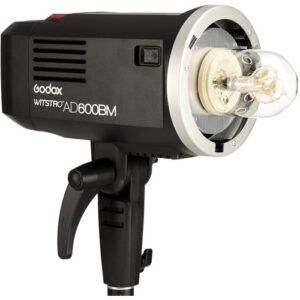 Flash Godox AD600BM montado en soporte