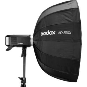 Softbox Parabolico Godox AD-S65W de 65 cm montado en soporte, mostrando su diseño profundo y rejilla instalada.