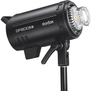 Flash de estudio Godox DP600III-V montado en soporte, mostrando su diseño robusto y lámpara de modelado LED.​
