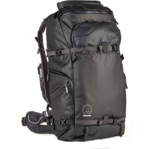 Mochila Shimoda Designs Parámetro X50 V2 Starter Kit de 50 litros en color negro, equipada con unidad central mediana para DSLR, soporte para casco y funda para lluvia.